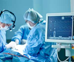 רופא שחווה אוטם שריר הלב יום לאחר ניתוח מורכב וראשון מסוגו שביצע - תאונת עבודה?
